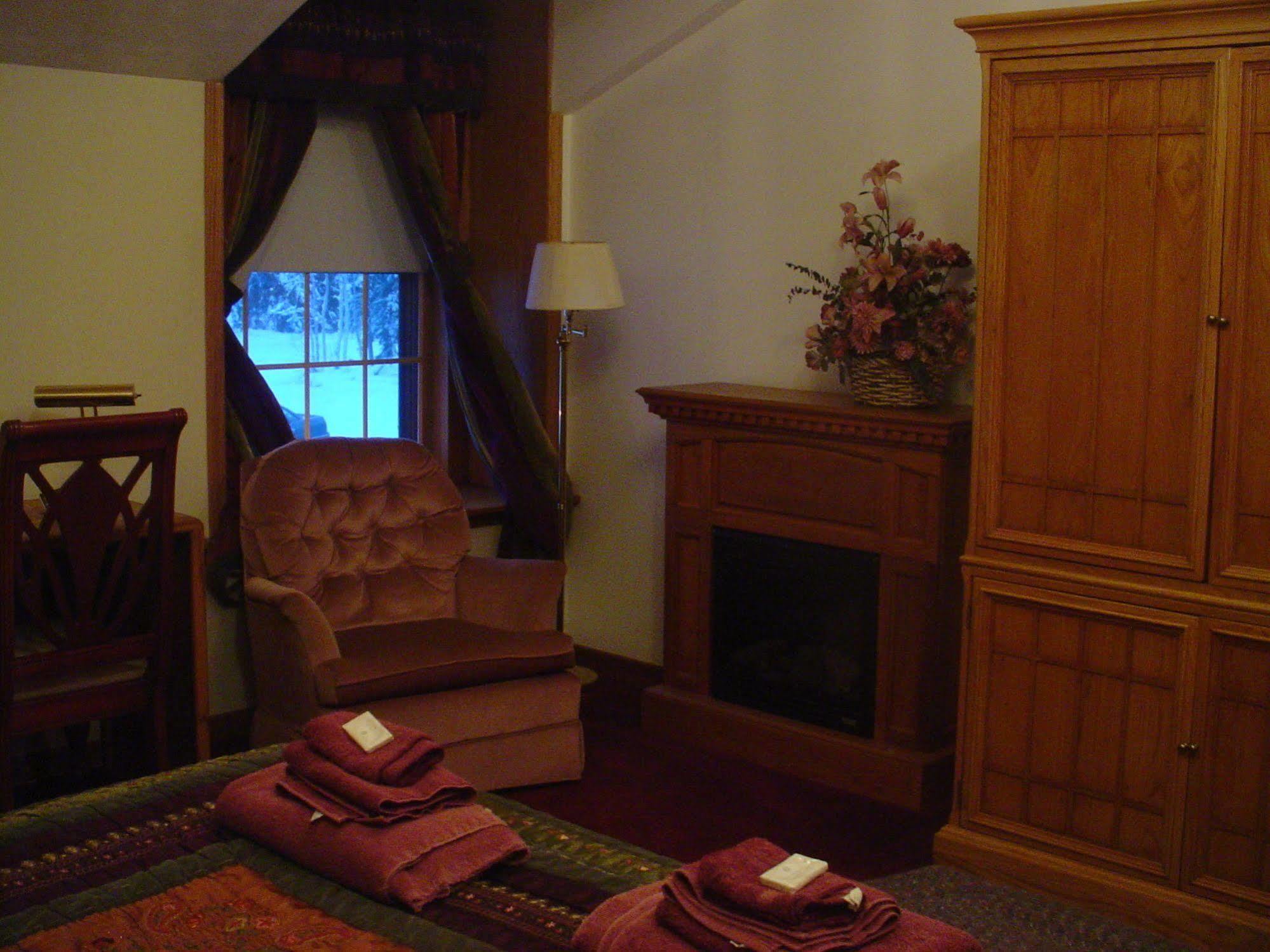 7 Gables Inn & Suites Φέρμπανκς Δωμάτιο φωτογραφία